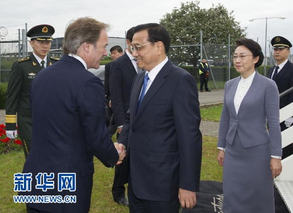 6月16日，應英國首相卡梅倫邀請，國務院總理李克強乘專機抵達倫敦希思羅機場，開始對英國進行正式訪問。李克強總理夫人程虹同機抵達。這是英國政府高級官員到機場迎接李克強總理和夫人。新華社記者 黃敬文 攝