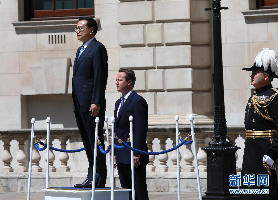 6月17日，中國國務院總理李克強在倫敦唐寧街10號首相府同英國首相卡梅倫舉行中英總理年度會晤。這是會晤前，卡梅倫為李克強舉行隆重的歡迎儀式。新華社記者 龐興雷 攝 
