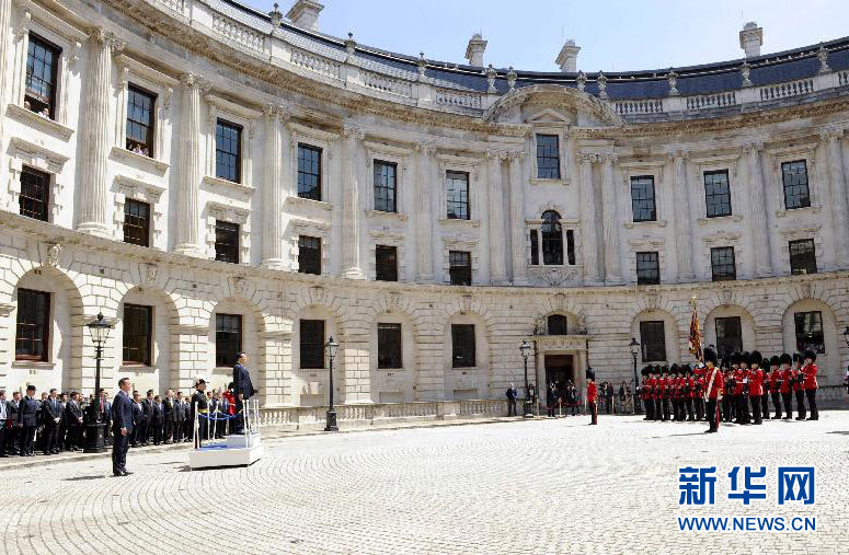 6月17日，中國國務院總理李克強在倫敦唐寧街10號首相府同英國首相卡梅倫舉行中英總理年度會晤。這是會晤前，卡梅倫為李克強舉行隆重的歡迎儀式。新華社記者 張鐸 攝 