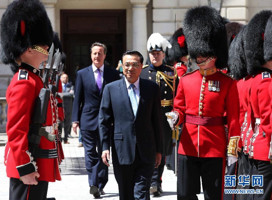 6月17日，中國國務院總理李克強在倫敦唐寧街10號首相府同英國首相卡梅倫舉行中英總理年度會晤。這是會晤前，卡梅倫為李克強舉行隆重的歡迎儀式。新華社記者 龐興雷 攝  