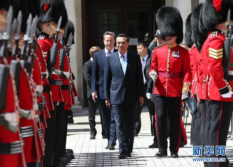 6月17日，中國國務院總理李克強在倫敦唐寧街10號首相府同英國首相卡梅倫舉行中英總理年度會晤。這是會晤前，卡梅倫為李克強舉行隆重的歡迎儀式。新華社記者 龐興雷 攝