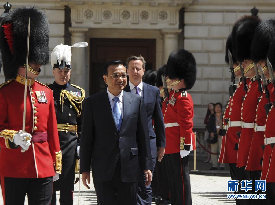 6月17日，中國國務院總理李克強在倫敦唐寧街10號首相府同英國首相卡梅倫舉行中英總理年度會晤。這是會晤前，卡梅倫為李克強舉行隆重的歡迎儀式。新華社記者 張鐸 攝  