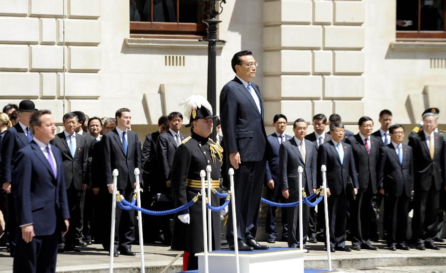6月17日，中國國務院總理李克強在倫敦唐寧街10號首相府同英國首相卡梅倫舉行中英總理年度會晤。這是會晤前，卡梅倫為李克強舉行隆重的歡迎儀式。新華社記者 張鐸 攝 
