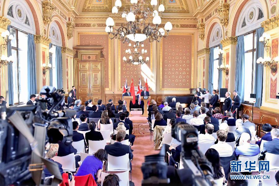 6月17日，中國國務院總理李克強同英國首相卡梅倫在倫敦舉行中英總理年度會晤后共同會見記者。新華社記者 李濤 攝