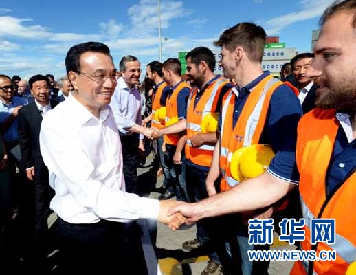 6月20日，國務院總理李克強與希臘總理薩馬拉斯共同考察中國遠洋運輸集團比雷埃夫斯集裝箱碼頭。這是李克強和薩馬拉斯來到3號碼頭，同碼頭工人親切交流。新華社記者 李濤 攝 