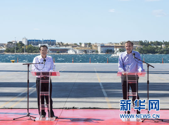 這是李克強和薩馬拉斯在3號碼頭發表講話。新華社記者 王曄 攝