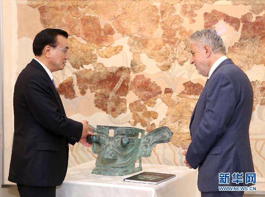 6月21日，國務院總理李克強與希臘總理薩馬拉斯共同出席希臘伊拉克利翁博物館新館開館儀式并發表講話。這是李克強向伊拉克利翁博物館贈送三星堆出土文物復制品。新華社記者 龐興雷 攝 
