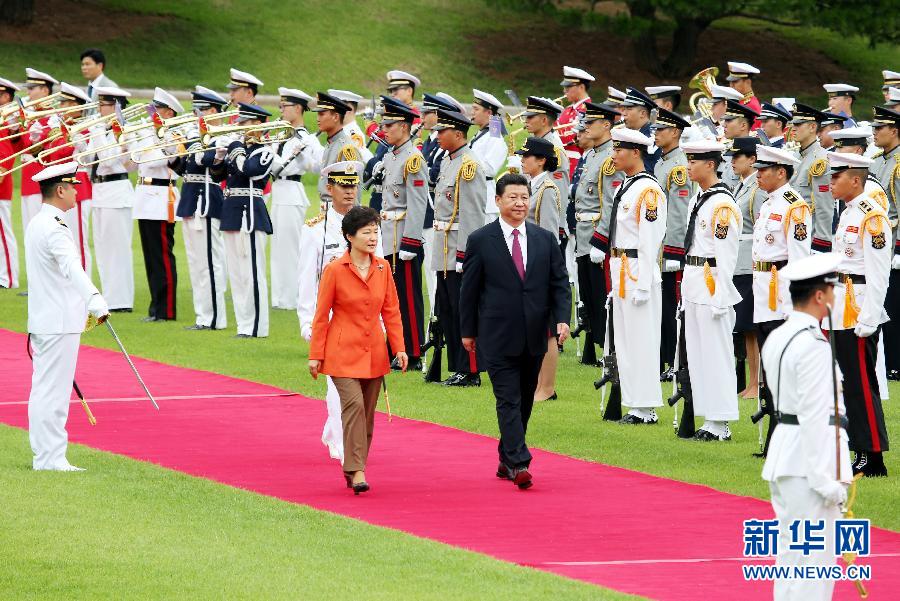 7月3日，國家主席習近平在首爾同韓國總統樸槿惠舉行會談。會談前，樸槿惠在青瓦臺總統府為習近平舉行隆重歡迎儀式。 新華社記者姚大偉攝