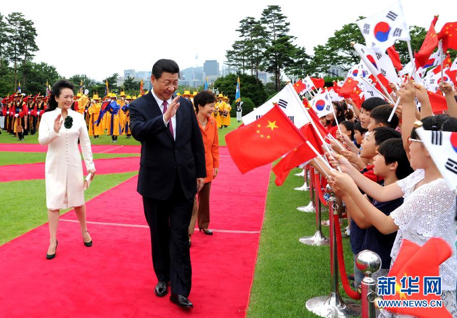 7月3日，國家主席習近平在首爾同韓國總統樸槿惠舉行會談。會談前，樸槿惠在青瓦臺總統府為習近平舉行隆重歡迎儀式。 新華社記者饒愛民攝 