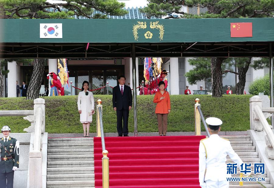 7月3日，國家主席習近平在首爾同韓國總統樸槿惠舉行會談。會談前，樸槿惠在青瓦臺總統府為習近平舉行隆重歡迎儀式。 新華社記者丁林攝 