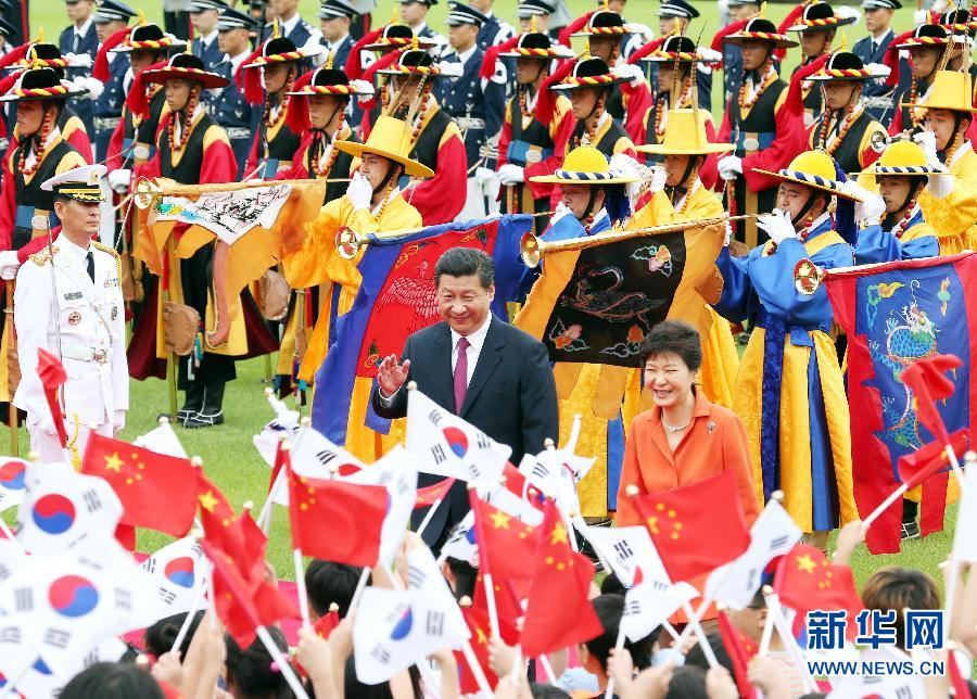 7月3日，國家主席習近平在首爾同韓國總統樸槿惠舉行會談。會談前，樸槿惠在青瓦臺總統府為習近平舉行隆重歡迎儀式。 新華社記者姚大偉攝 