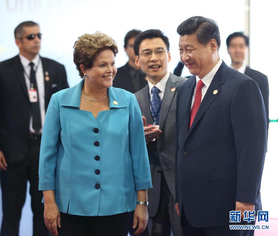 7月15日，國家主席習近平在巴西福塔萊薩出席金磚國家領導人第六次會晤。這是巴西總統羅塞夫迎接習近平主席。 新華社記者 蘭紅光 攝 