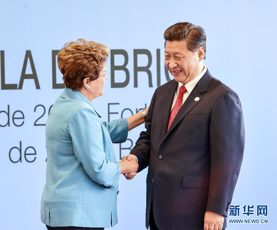 7月15日，國家主席習近平在巴西福塔萊薩出席金磚國家領導人第六次會晤。這是巴西總統羅塞夫迎接習近平主席。 新華社記者 李學仁 攝  