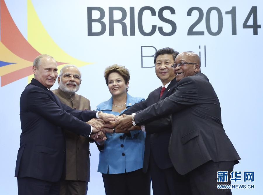 7月15日，國家主席習近平在巴西福塔萊薩出席金磚國家領導人第六次會晤。這是金磚國家領導人集體合影。 新華社記者蘭紅光攝 