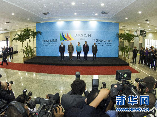 7月15日，國家主席習近平在巴西福塔萊薩出席金磚國家領導人第六次會晤。這是金磚國家領導人集體合影。 新華社記者王曄攝