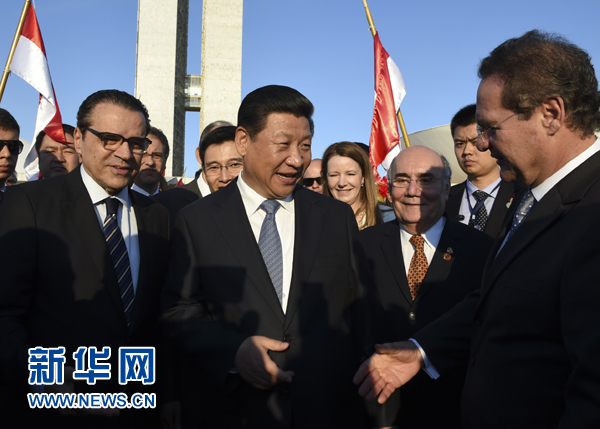 7月16日，國家主席習近平在巴西利亞會見巴西參議長卡列羅斯（前右）和眾議長阿爾維斯（前左）。 新華社記者 李學仁 攝 