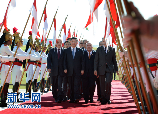 7月16日，國家主席習近平在巴西利亞會見巴西參議長卡列羅斯和眾議長阿爾維斯。這是習近平步入國會大廈。 新華社記者 劉建生 攝 