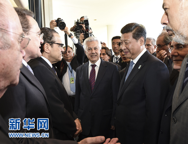 7月16日，國家主席習近平在巴西利亞會見巴西參議長卡列羅斯和眾議長阿爾維斯。這是兩院議長迎接習近平主席，并介紹議員代表。 新華社記者李學仁 攝 