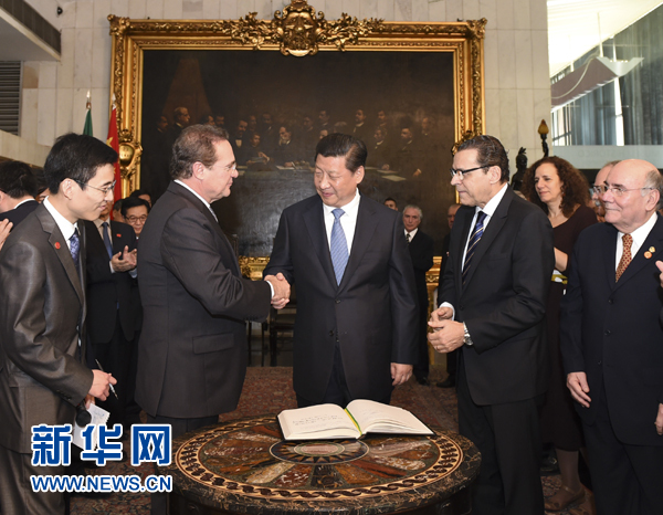 7月16日，國家主席習近平在巴西利亞會見巴西參議長卡列羅斯（前排左二）和眾議長阿爾維斯（前排右二）。 新華社記者 李學仁 攝 