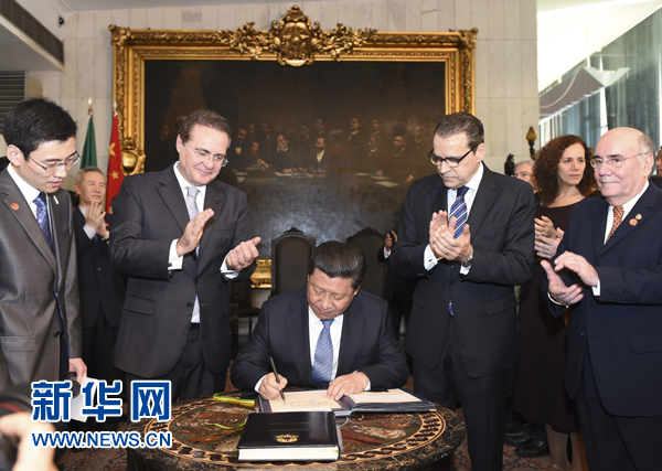 7月16日，國家主席習近平在巴西利亞會見巴西參議長卡列羅斯（前排左二）和眾議長阿爾維斯（前排右二）。這是習近平應邀為參眾兩院題詞。新華社記者 李學仁 攝 