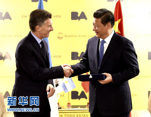 當地時間7月19日，國家主席習近平在布宜諾斯艾利斯接受市長馬克里代表該市授予的城市鑰匙。 新華社記者馬占成攝