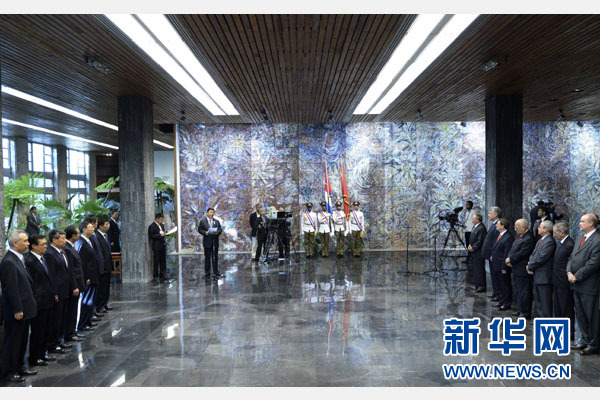 當地時間7月22日，國家主席習近平在哈瓦那接受古巴政府授予的“何塞·馬蒂”勛章。古巴國務委員會主席兼部長會議主席勞爾·卡斯特羅為習近平佩戴勛章。新華社記者馬占成攝