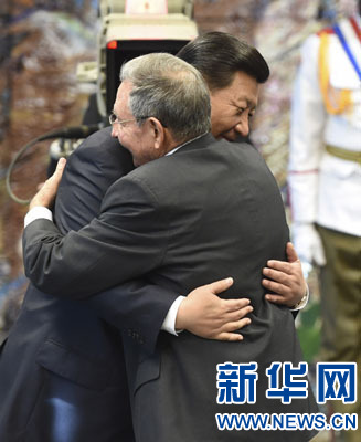 當地時間7月22日，國家主席習近平在哈瓦那接受古巴政府授予的“何塞·馬蒂”勛章。古巴國務委員會主席兼部長會議主席勞爾·卡斯特羅為習近平佩戴勛章。新華社記者馬占成攝