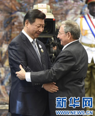 當地時間7月22日，國家主席習近平在哈瓦那接受古巴政府授予的“何塞·馬蒂”勛章。古巴國務委員會主席兼部長會議主席勞爾·卡斯特羅為習近平佩戴勛章。新華社記者馬占成攝