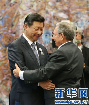 當地時間7月22日，國家主席習近平在哈瓦那接受古巴政府授予的“何塞·馬蒂”勛章。古巴國務委員會主席兼部長會議主席勞爾·卡斯特羅為習近平佩戴勛章。新華社記者劉衛兵攝