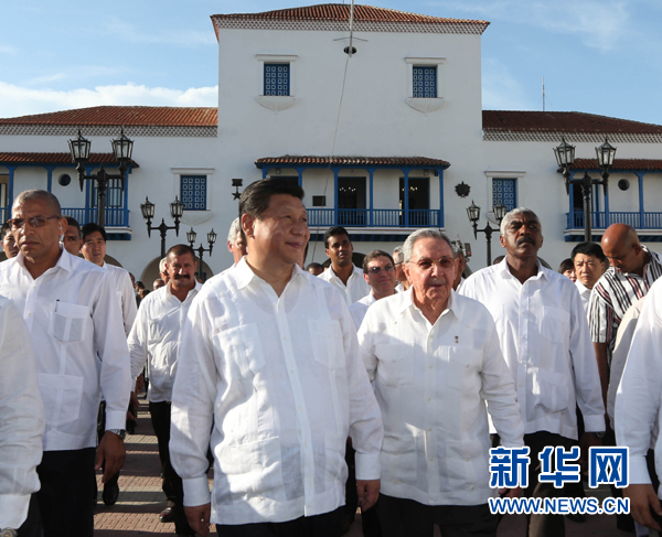 當地時間7月23日，國家主席習近平在古巴國務委員會主席兼部長會議主席勞爾·卡斯特羅全程陪同下，訪問古巴第二大城市、被稱為“英雄城”的圣地亞哥。這是習近平和勞爾參觀圣地亞哥市政府。新華社記者蘭紅光 攝