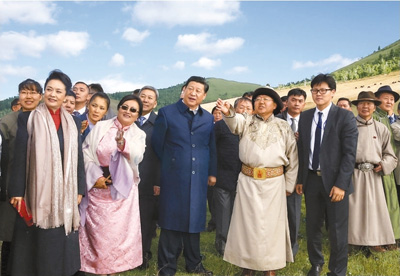　　八月二十二日，國家主席習近平在蒙古國總統額勒貝格道爾吉陪同下前往烏蘭巴托市郊觀看那達慕。這是習近平和夫人彭麗媛同額勒貝格道爾吉夫婦觀看表演。新華社記者　鞠鵬攝