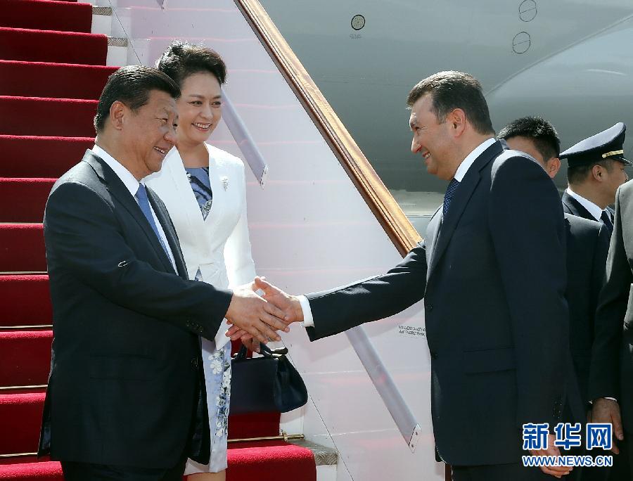 9月11日，國家主席習近平抵達杜尚別，應塔吉克斯坦總統拉赫蒙邀請，出席上海合作組織成員國元首理事會第十四次會議并對塔吉克斯坦進行國事訪問。習近平和夫人彭麗媛在機場受到塔吉克斯坦總理拉蘇爾佐達等熱情迎接。新華社記者 鞠鵬 攝 
