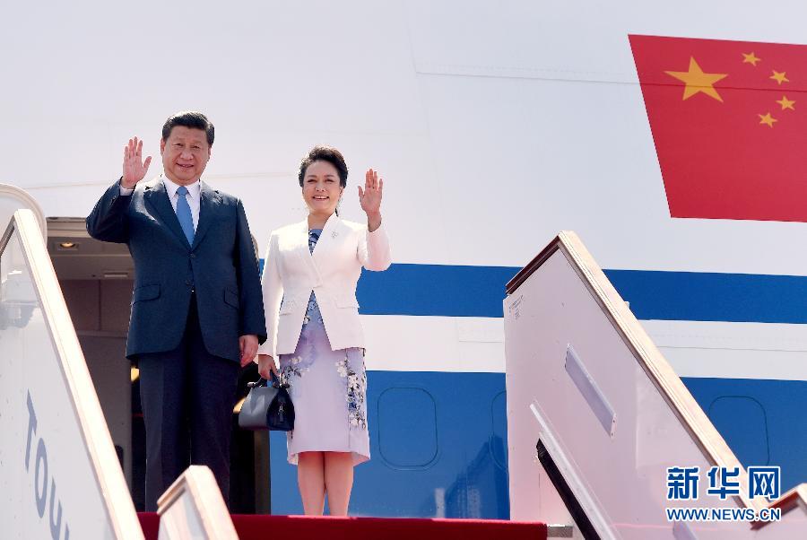 9月11日，中國國家主席習近平抵達杜尚別，應塔吉克斯坦總統拉赫蒙邀請，出席上海合作組織成員國元首理事會第十四次會議并對塔吉克斯坦進行國事訪問。這是習近平和夫人彭麗媛走出機艙。新華社記者 馬占成 攝 