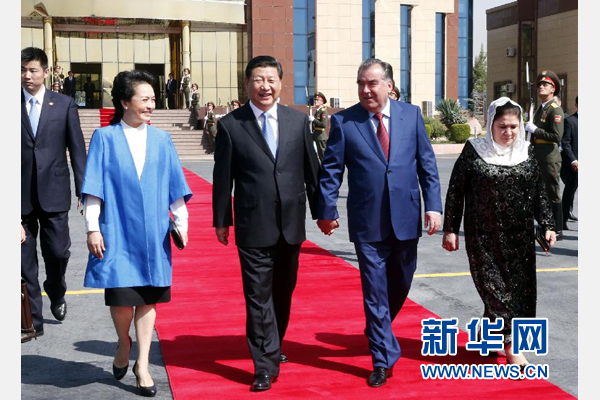 9月14日，國家主席習近平結束對塔吉克斯坦的國事訪問，乘坐專機離開杜尚別。拉赫蒙總統夫婦專程到機場為習近平和夫人彭麗媛送行。新華社記者 鞠鵬 攝 