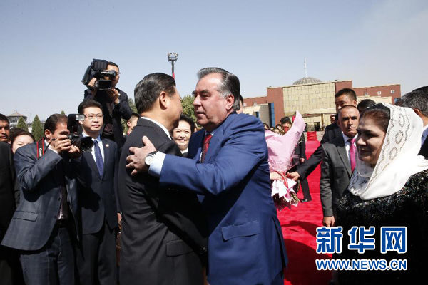 9月14日，國家主席習近平結束對塔吉克斯坦的國事訪問，乘坐專機離開杜尚別。拉赫蒙總統夫婦專程到機場為習近平和夫人彭麗媛送行。新華社記者 鞠鵬 攝 