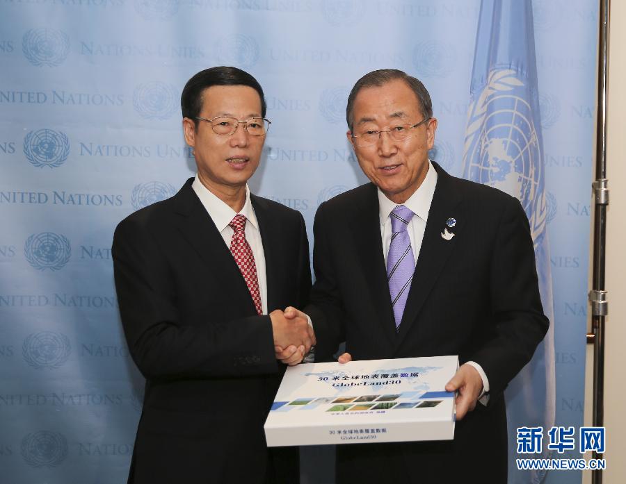 9月22日，出席聯合國氣候峰會的國家主席習近平特使、國務院副總理張高麗在紐約聯合國總部與聯合國秘書長潘基文共同出席中國政府向聯合國捐贈30米分辨率全球地表覆蓋數據儀式。 新華社記者 丁林 攝