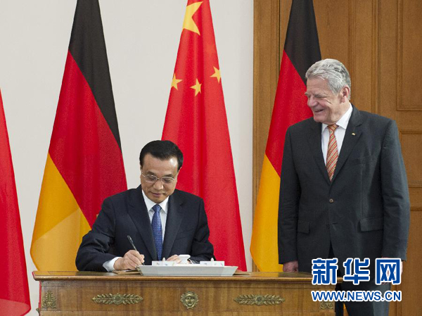 10月10日，國務院總理李克強在柏林會見德國總統高克。這是李克強總理在高克總統的陪同下在貴賓簿上簽字。 新華社記者 王曄 攝 
