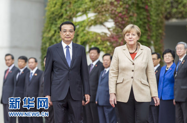 10月10日，德國總理默克爾在柏林總理府前廣場舉行隆重儀式，歡迎國務院總理李克強對德國進行正式訪問。 新華社記者 謝環馳 攝 