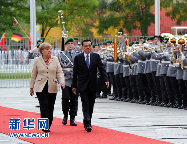 10月10日，德國總理默克爾在柏林總理府前廣場舉行隆重儀式，歡迎中國國務院總理李克強對德國進行正式訪問。 新華社記者 饒愛民 攝 