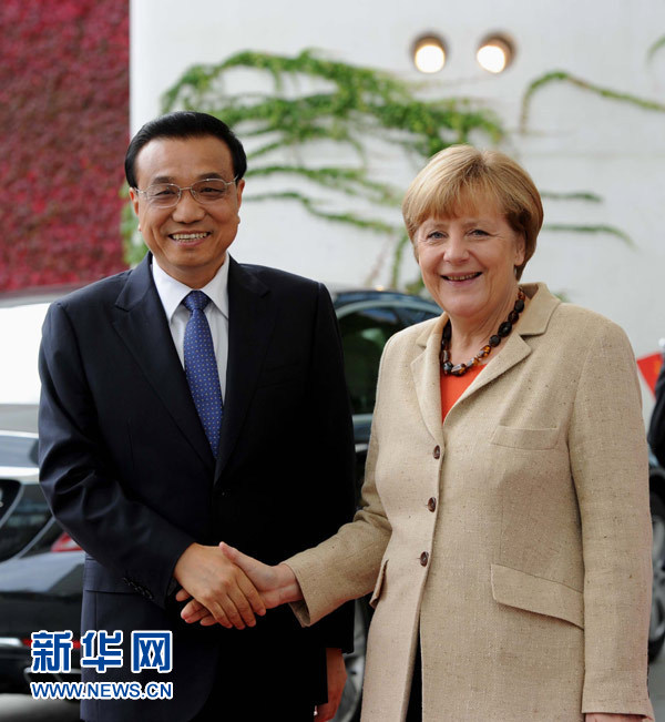 10月10日，德國總理默克爾在柏林總理府前廣場舉行隆重儀式，歡迎中國國務院總理李克強對德國進行正式訪問。 新華社記者 饒愛民 攝 