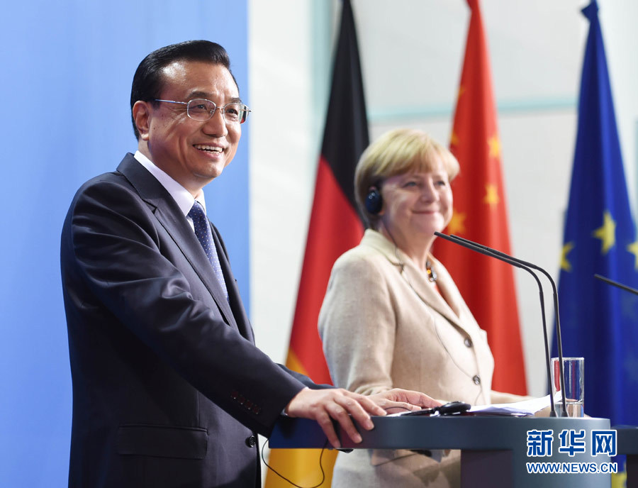 10月10日，國務院總理李克強在柏林與德國總理默克爾圓滿結束第三輪中德政府磋商后共同會見記者。 新華社記者 李學仁 攝 