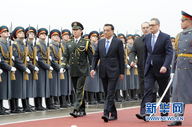 10月12日，中國國務院總理李克強乘專機抵達莫斯科，開始對俄羅斯進行正式訪問并舉行中俄總理第十九次定期會晤。俄方在機場舉行隆重儀式，歡迎李克強總理。新華社記者 張鐸 攝
