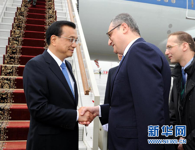 10月12日，中國國務院總理李克強乘專機抵達莫斯科，開始對俄羅斯進行正式訪問并舉行中俄總理第十九次定期會晤。俄羅斯聯邦政府高級官員到機場迎接李克強總理。新華社記者 饒愛民 攝