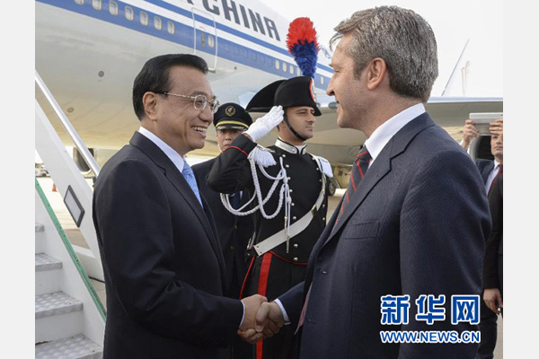 10月14日，國務院總理李克強乘專機抵達羅馬，開始對意大利進行正式訪問，意大利政府高級官員到機場迎接。 新華社記者李學仁攝
