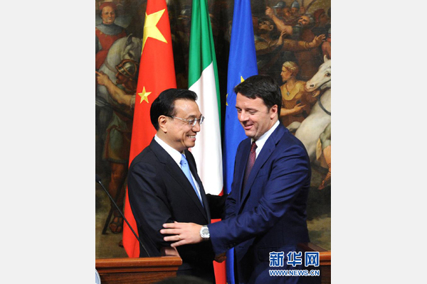 10月14日，中國國務院總理李克強與意大利總理倫齊在羅馬舉行會談后共同會見記者。 新華社記者 饒愛民 攝 