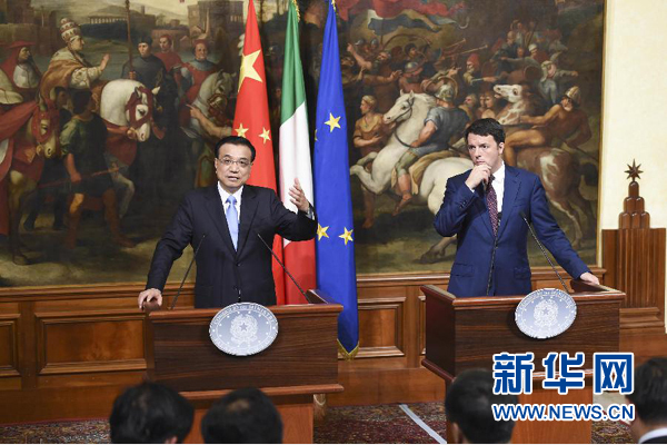 10月14日，國務院總理李克強在羅馬與意大利總理倫齊舉行會談后共同會見記者。 新華社記者 李學仁 攝