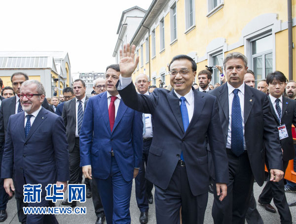 10月16日，中國國務院總理李克強在米蘭與意大利總理倫齊共同出席第五屆中意創新合作周大會并致辭。這是李克強抵達位于米蘭理工大學的會場。新華社記者王曄攝