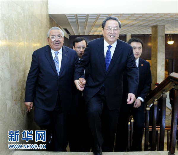 11月9日，正在約旦進行正式友好訪問的全國政協主席俞正聲在安曼與約旦參議長拉瓦比德進行會談。這是會談前，俞正聲與拉瓦比德攜手步入會場。新華社記者 張鐸 攝 