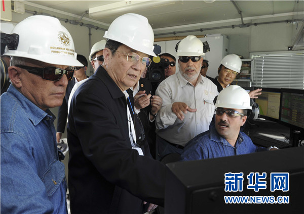 11月8日，正在約旦進行正式友好訪問的全國政協主席俞正聲在安曼參觀阿拉伯鉀肥公司。這是俞正聲在采鹽船上仔細詢問開采情況。 新華社記者 張鐸 攝