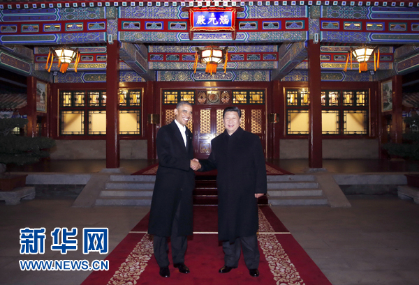 11月11日晚，國家主席習近平在中南海同美國總統奧巴馬舉行會晤。這是兩國元首在瀛臺涵元殿前握手。 新華社記者鞠鵬攝